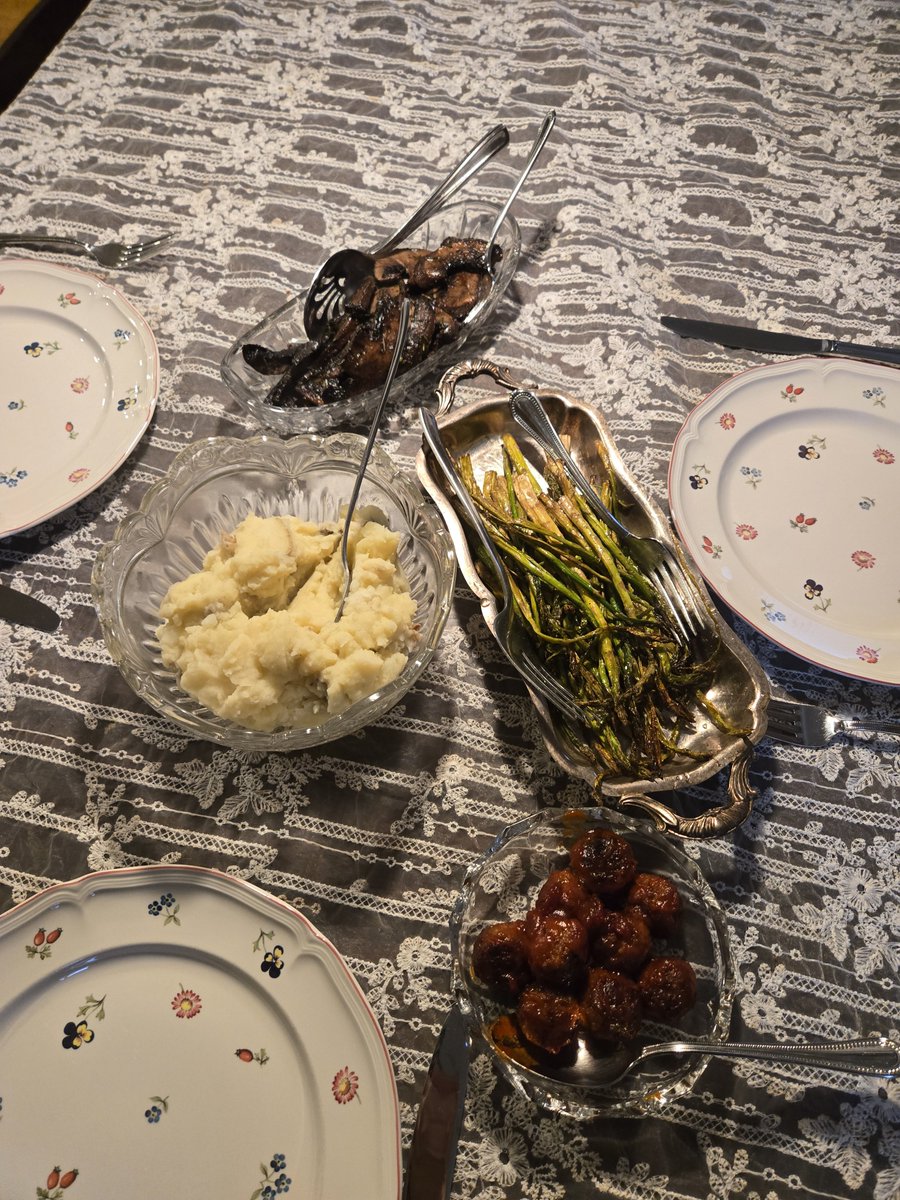 centerepublican's tweet photo. I attempted to braise these portobellos but they are closer to poached. I also made broiled asparagus and mashed potatoes. Spicy "meatballs" for the kiddo who doesn't like mushrooms. But she tried them. 😊 #Vegan #GoVegan #veganfood #veganeats #veganaf #dinner https://t.co/AlMyVMgZKT