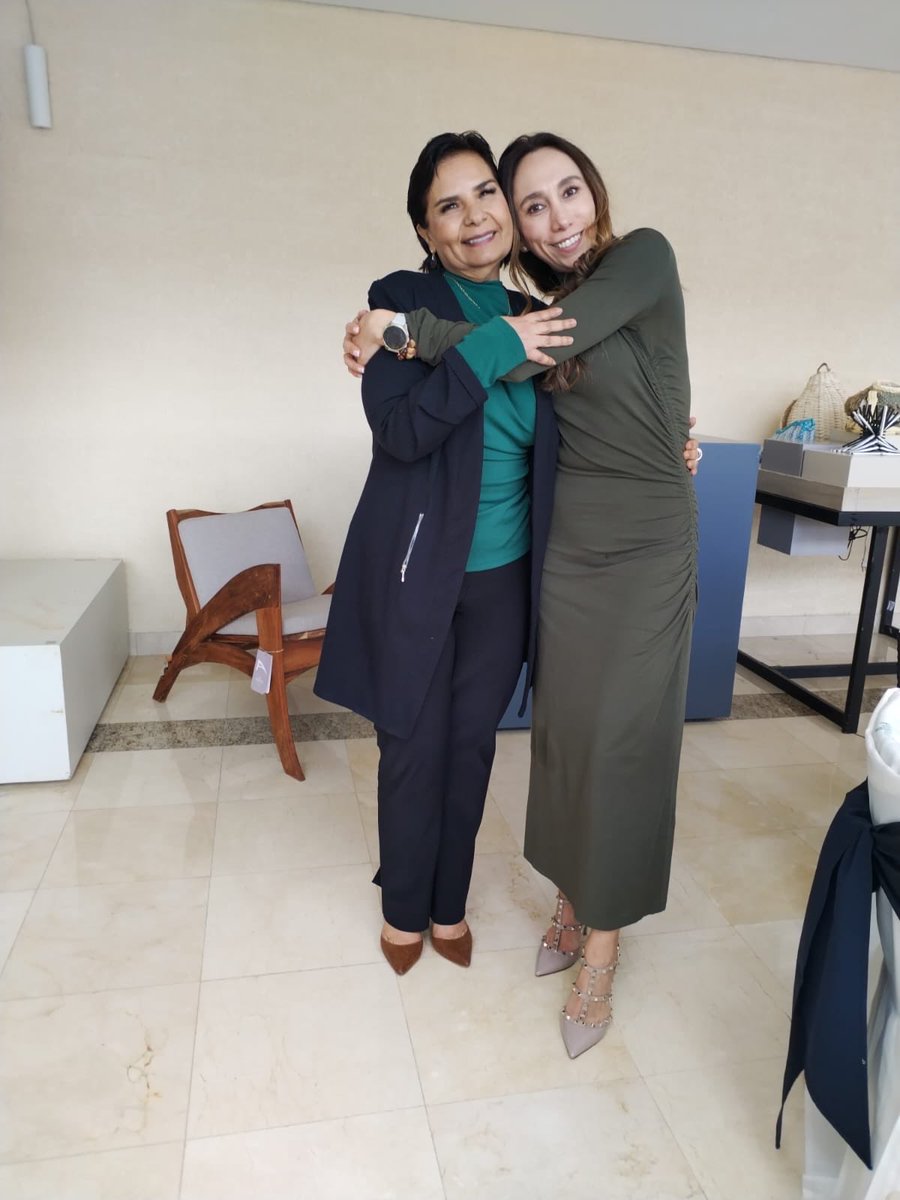 BetyManrique's tweet photo. Las mujeres conquistamos espacios de decisión y abrimos camino a las que vienen♀️

Saludé a @karencastrejont líder nacional de mi partido y mi casa, @partidoverdemex. Gracias a @Naye_Fc por hacer posible este Encuentro Nacional de Mujeres Verdes, por tu cariño y palabras sororas. https://t.co/aE4UA5opIN