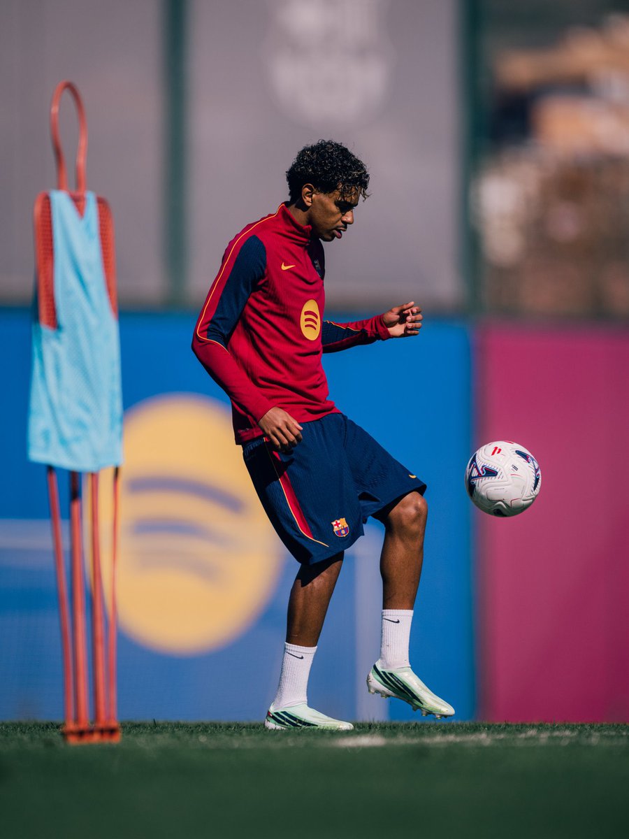 FCBInformatiu's tweet photo. 📸 Lamine Yamal en la sesión de entrenamiento de hoy en la Ciutat Esportiva Joan Gamper. #FCBLive 🇪🇸 https://t.co/Wc4ydNdqlk