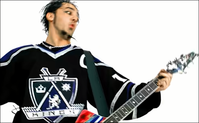 LiuDibujos_'s tweet photo. ustedes mariconeando con que "ayy la IA nos va a dominar" "nadie nos va a salvar!!" conchudas, solo Daron Malakian 2002 Toxicity MV va a salvarnos #soadtwt https://t.co/wDGDDsjrcV