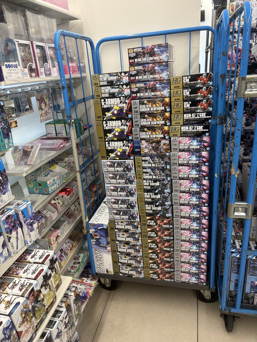 BEST_SHOP_1978's tweet photo. 🚨【本日入荷！！】🚨
ファミリーマート府中清水ヶ丘二丁目店 兼 #ベストショップ清水ヶ丘
本日はこちらのラインナップになります。

【購入制限】 並び具合によって決めます。
10時頃決定。
 ＊尚、電話確認や取り置きはしていませんのでご了承下さい。
ご来店お待ちしています。
#ガンプラ https://t.co/aV61G1cpfX