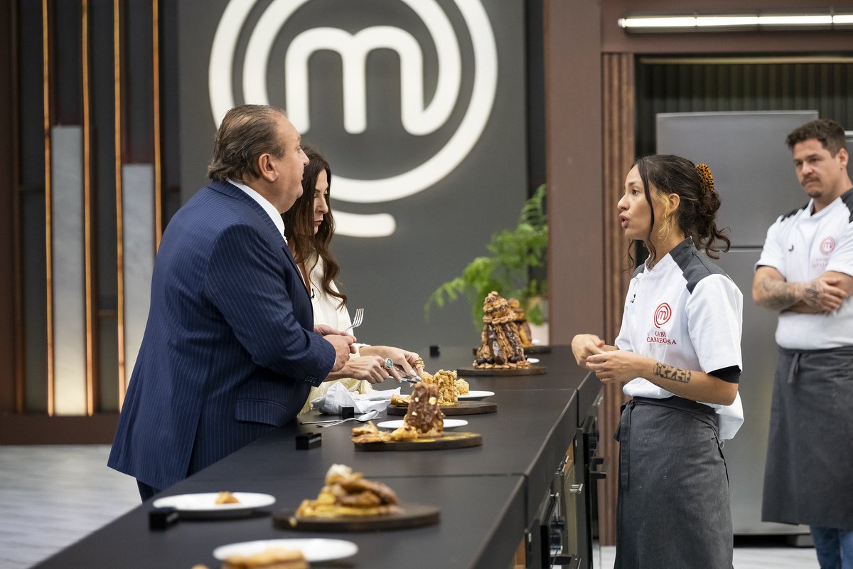 gabi_carregosa's tweet photo. Confeitaria no MasterChef nunca é só fazer um docinho, né? KKKKK ❤️🔥
Foi criação, técnica e pressão. Agora quero saber: vocês preferem me ver na confeitaria ou na cozinha salgada? 👀
#masterchefbr #masterchefprofissionais #masterdosmasters #masterchefediçãodecolecionadores #teamgabicarregosa