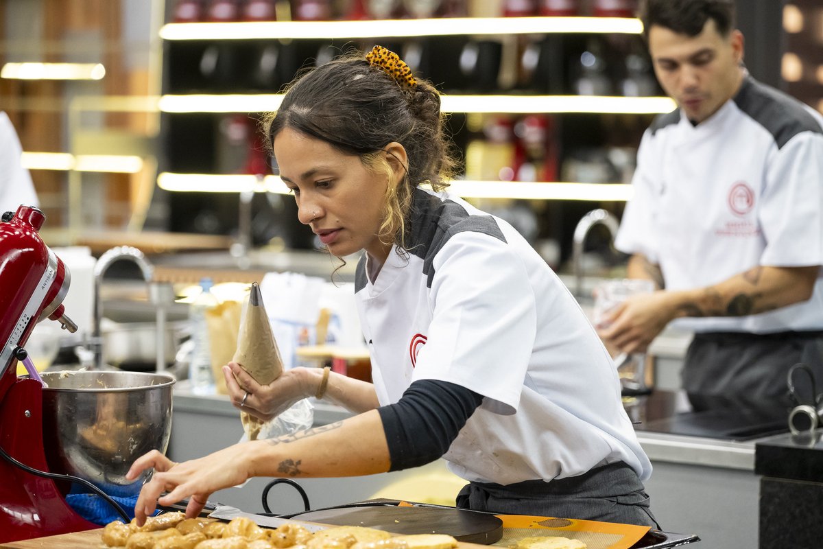 gabi_carregosa's tweet photo. Confeitaria no MasterChef nunca é só fazer um docinho, né? KKKKK ❤️🔥
Foi criação, técnica e pressão. Agora quero saber: vocês preferem me ver na confeitaria ou na cozinha salgada? 👀
#masterchefbr #masterchefprofissionais #masterdosmasters #masterchefediçãodecolecionadores #teamgabicarregosa