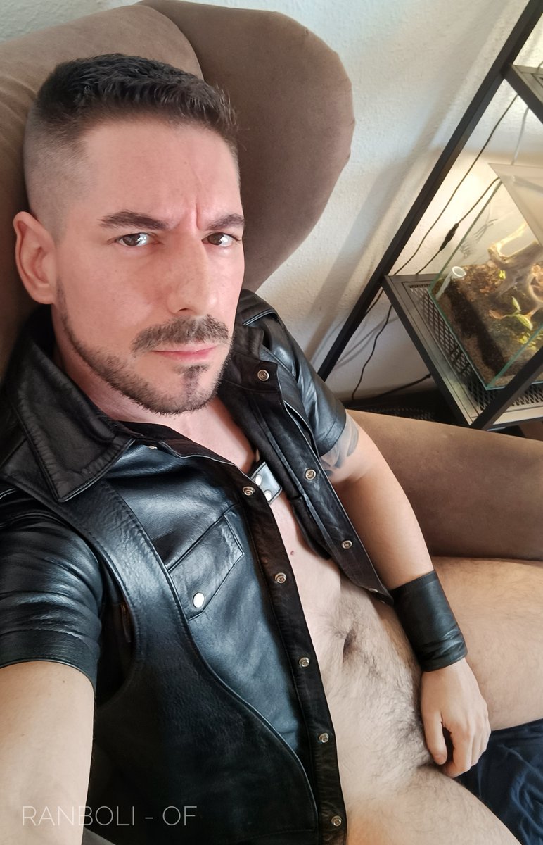 Ranboli1's tweet photo. I'm bored... who wants to come play? 😈💦
🔥 https://t.co/wWp8hXxrVY 🔥
#leathermen #gayleather #leatherfetish #gaydom https://t.co/6YIzSChXiM