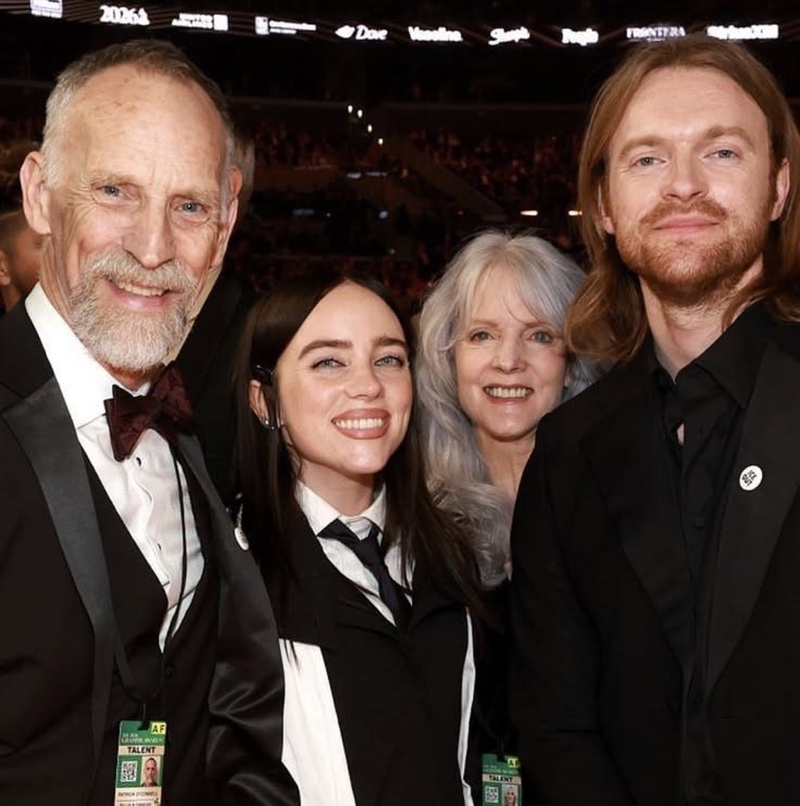 lilacwiny's tweet photo. "NA FAMÍLIA EILISH É ASSIM"

talento, consciência política, ativismo ambiental, preocupação com os animais, responsabilidade social e uma vontade genuína de usar a própria voz pra fazer diferença

essa é a familia que vocês tanto criticam. https://t.co/54fGUhNJ7m