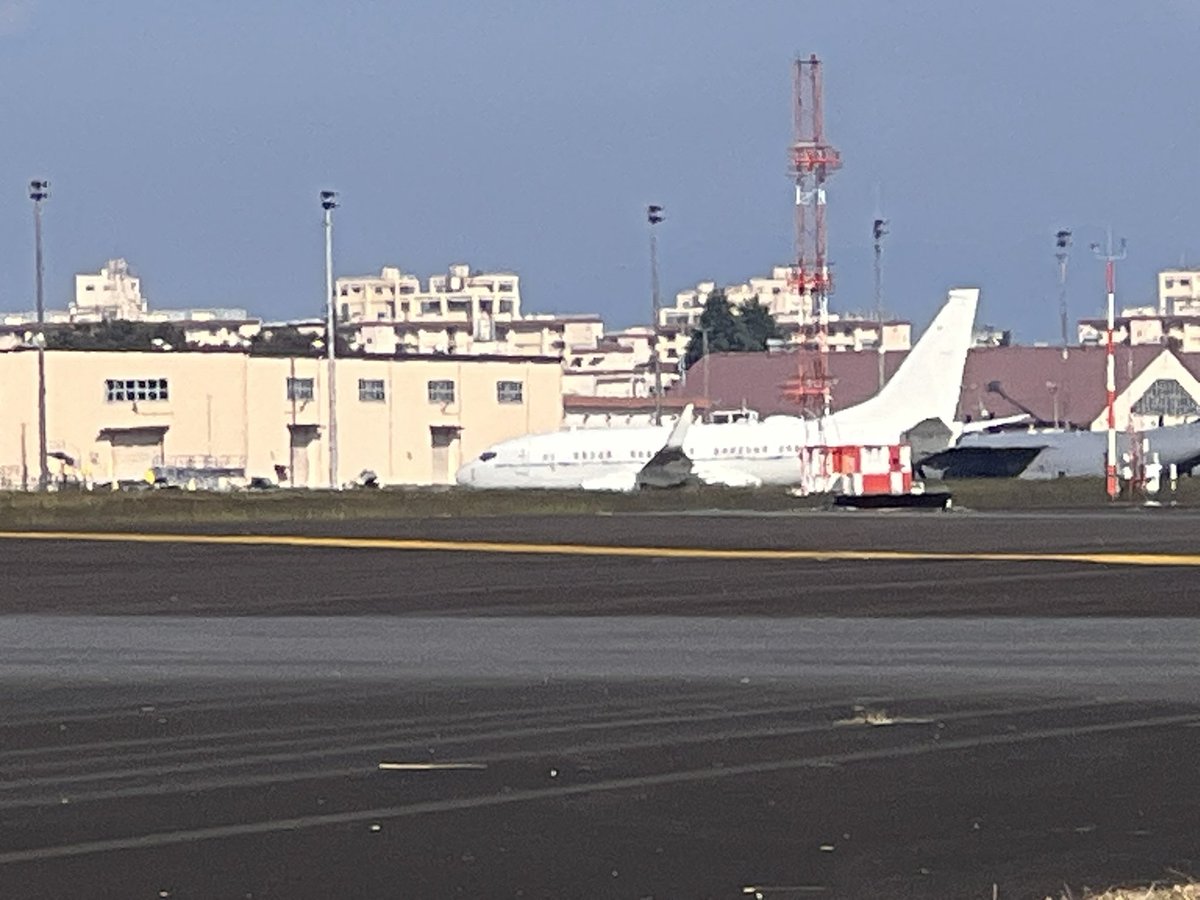 BOSS04533570's tweet photo. 今朝の横田基地　

再びの飛来！夜中に来たか⁉️
秘密裏㊙️に特殊作戦あるのか！👍

真っ白な機体の
C-３２B ゲートキーパー
通称『白うなぎ』

国防省の緊急支援チーム（ETS）など
特殊任務で使用される機体

飛行目的は🧐
軍の極秘任務（機密作戦）にあたるため
公式には一切明かされないとの事！ https://t.co/bRjHuVfdgG