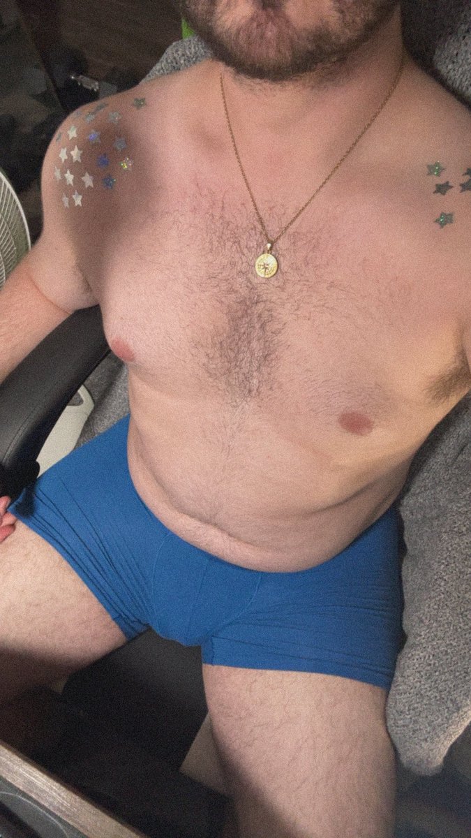 exzacktlyy's tweet photo. need someone to sit on my lap 👻 https://t.co/HADW333VgF