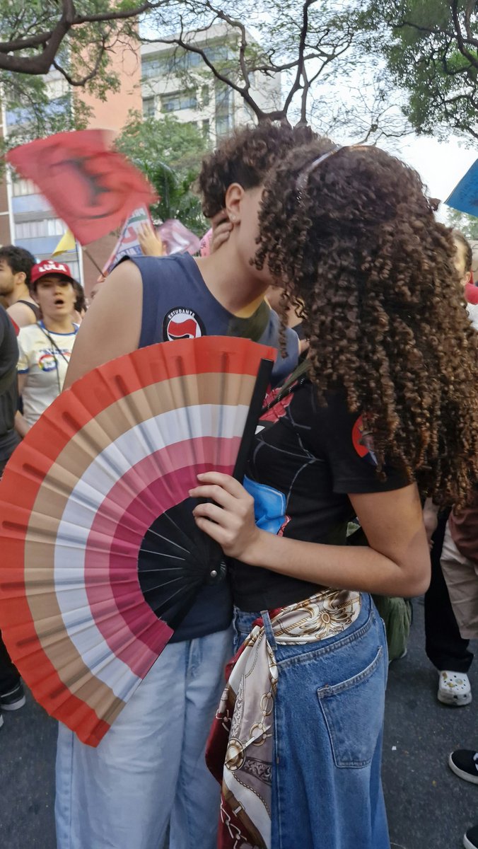 _lesbicat's tweet photo. lésbicas com lula https://t.co/Ib8ahi2ZWO
