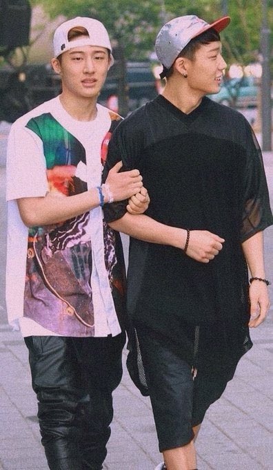 pumpkinjiwon's tweet photo. boys love holding hands https://t.co/pXiHU8ZD2m