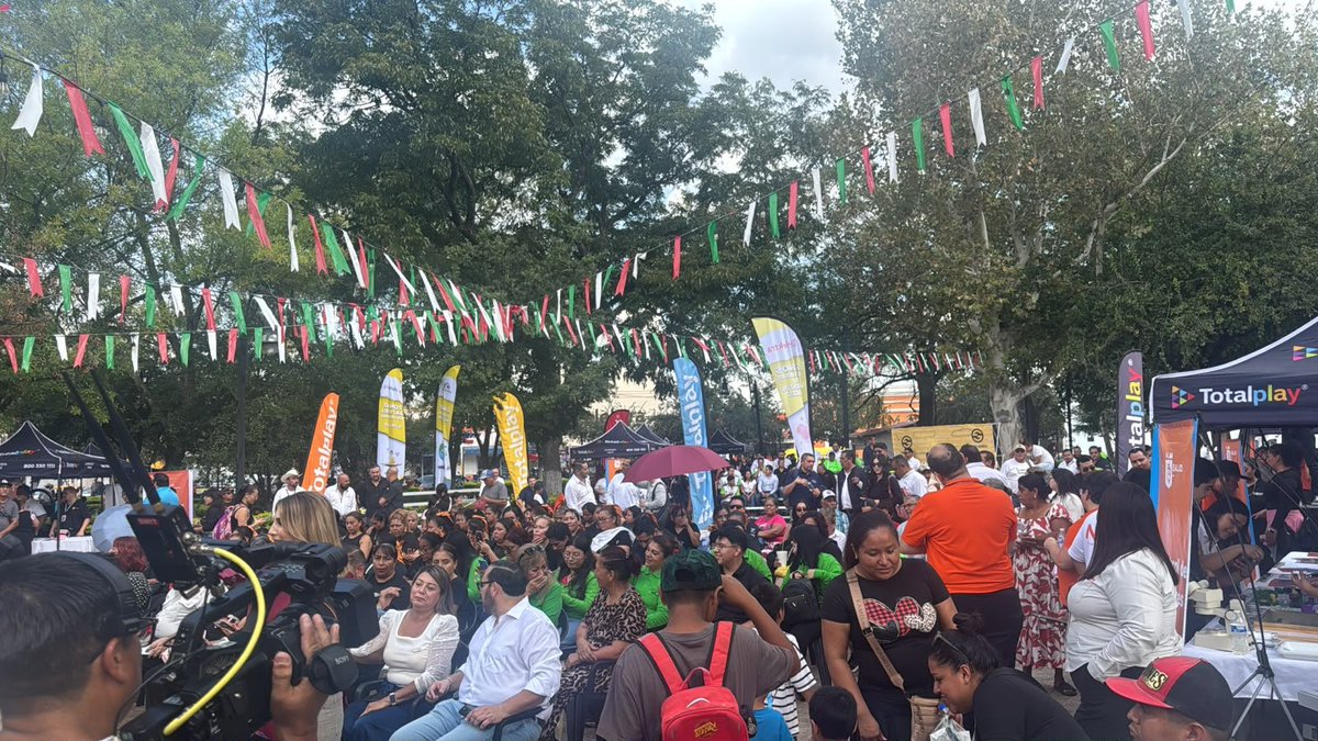 MLopezSanMartin's tweet photo. ¡Salud que sí llega!

Más de 10 mil personas recibieron atención médica en las Ferias de Salud de @gruposalinas

En 13 estados hubo vacunación, chequeos y estudios preventivos

Una iniciativa que acerca servicios de salud a miles de familias https://t.co/dljj4Wsf77