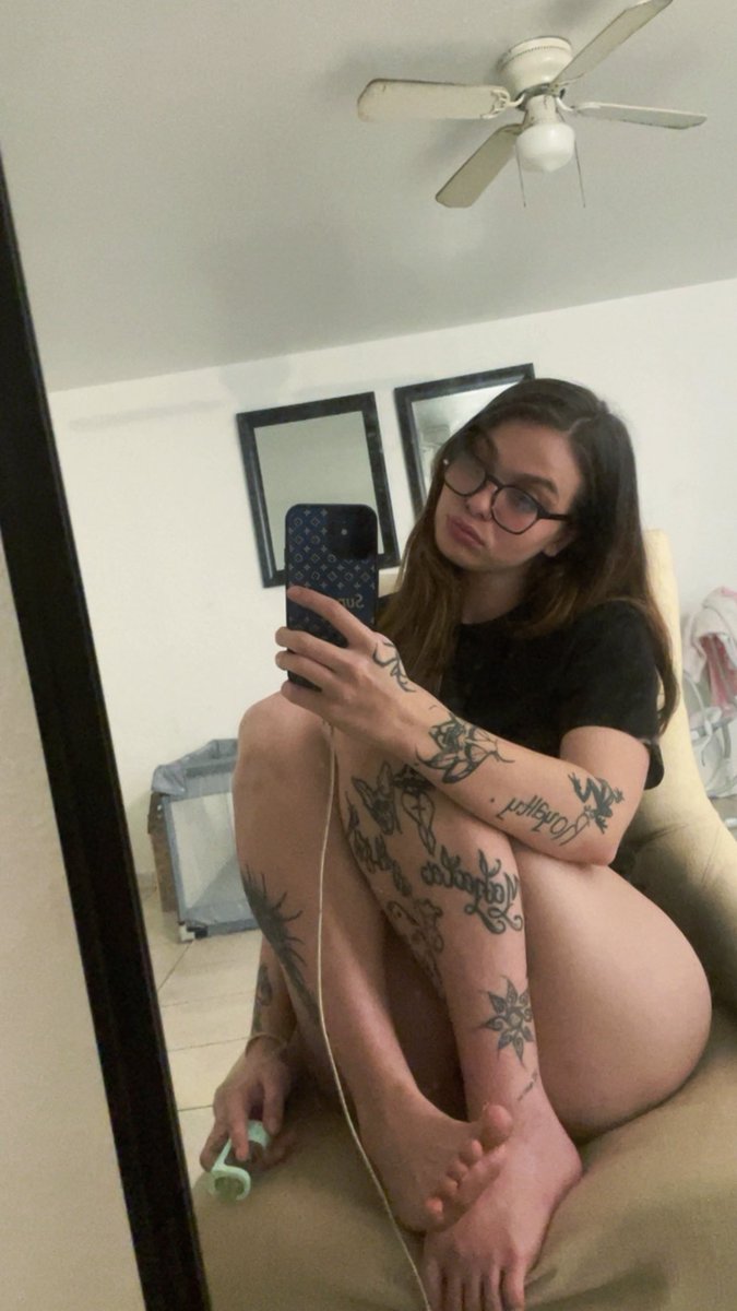 Linaswrld23's tweet photo. Am I giving rizzler ? 
#buyingcontent 
#nsfw https://t.co/zaLT6996bK
