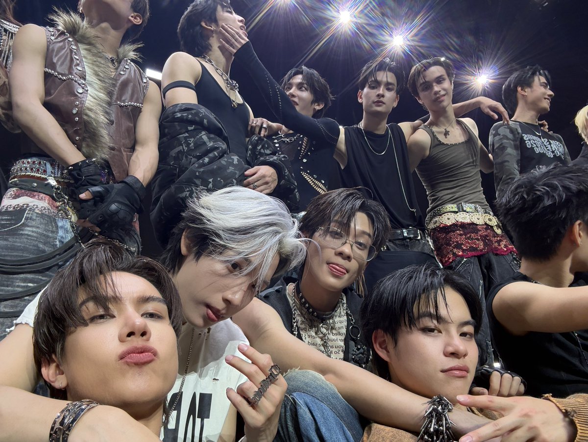 ttcctcc98's tweet photo. หาเน้กไม่เจอให้มองหาอเล้ก หาอลันไม่เจอให้มองหามินจริงๆ https://t.co/7JAePyWEMo