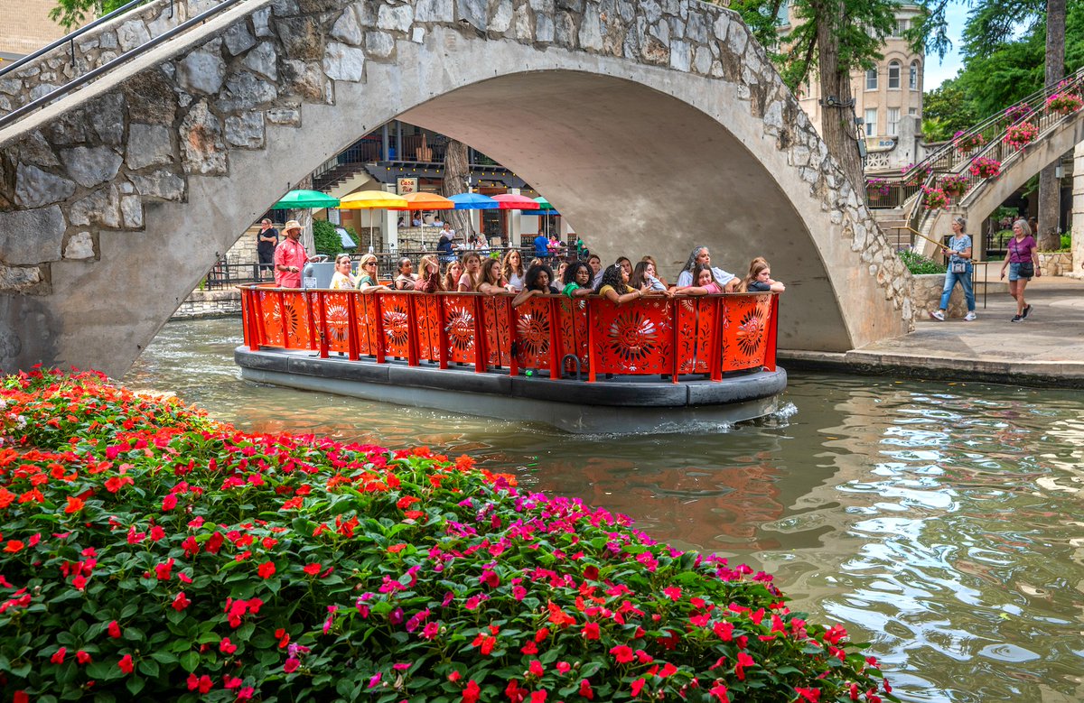 VisitSanAntonio's tweet photo. Family trip inspiration, courtesy of @parents! 💛 From River Walk cruises to hands-on museums and underground adventures, see why San Antonio belongs on your family’s vacation list.

Read the feature: https://t.co/lg4w5UjT9J https://t.co/NXHrmVmj9Y
