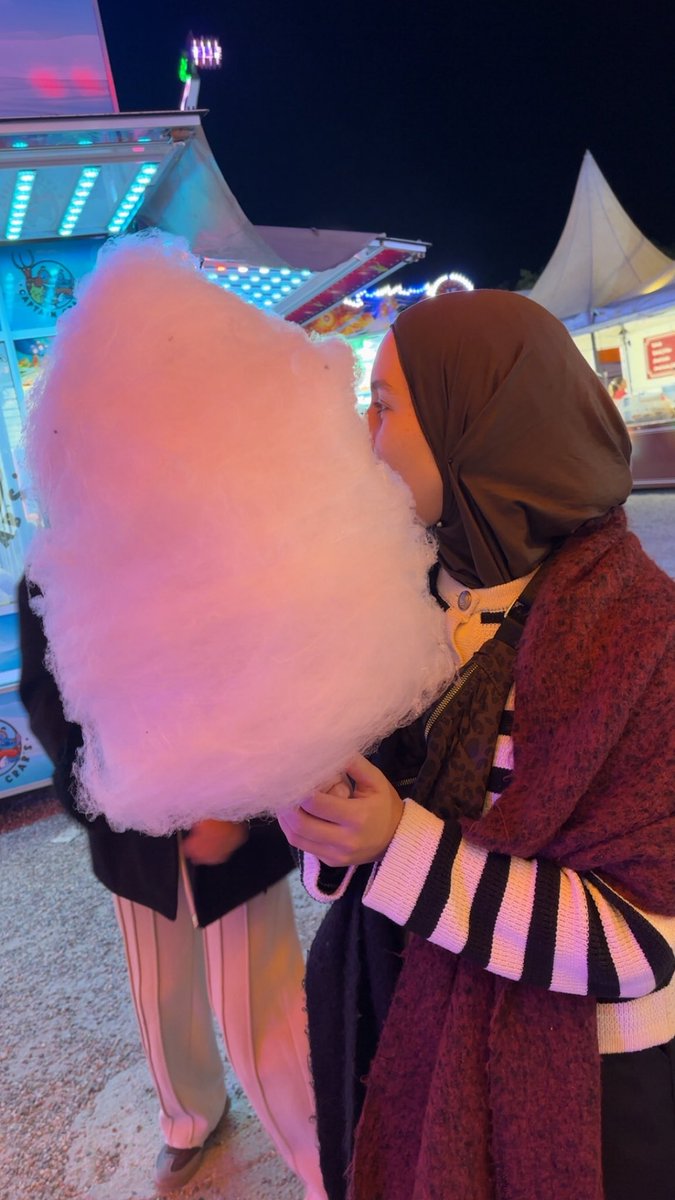 __srcat__'s tweet photo. J’ai dit à la dame « je reviens dans 4min dès qu’on fini de manger on prendra également une barba à papa » c son gagne pain en vrai je comprends qu’elle lui ai dit non 
 subhanallah elle m’as dit « c à mon tour de vous faire plaisir je vous l’offre » elle nous en a fait 1 XL https://t.co/E4gFbHDU5k