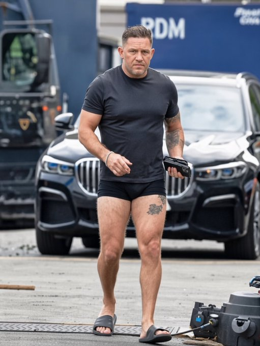 ErizoCL's tweet photo. Tom Hardy fue sorprendido comprando shorts en el Retail Chileno parece

hay extremos que la humanidad nunca debió cruzar https://t.co/wWfDTvSWtO