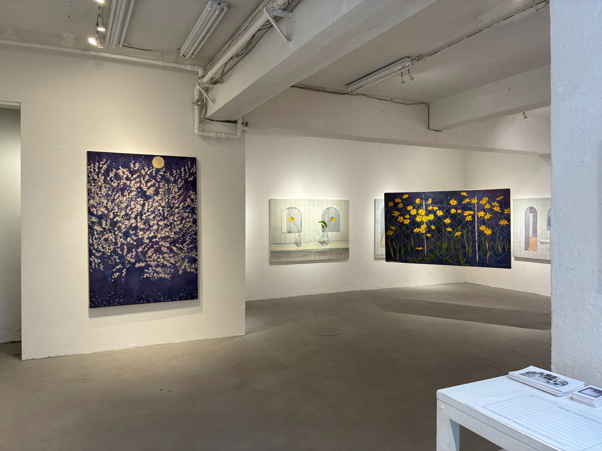 ARTTRACEGallery's tweet photo. 【本日より！】

八澤季実　コレクション
 Kimi Yazawa COLLECTION

2026/10/10(土)〜2026/11/3(火)
12:00-19:00　会期中無休

生活の中で出会った愛しいものたちを、忘れたくない光景や記憶を、保存し、宝物として残すように絵を描いている。
トイレに並ぶアーチ型の鏡が祭壇のように見えたこと。黄色い花が咲き続ける近所の空き地のこと。春の夜見た、またたく星のような白い花たちのこと。
いつかみんな忘れてしまうかもしれない、けれどもその時、たしかに存在した愛しきものたち。私は彼らと、忘れないよと約束し続けている。

これまで私が描き、集めてきた大切な記憶のコレクション。たくさんの方にみていただきたいです。どうぞお気軽にお越しください。

◯レセプションパーティー(お月見会)
10月24日(土)　18:00〜21:00