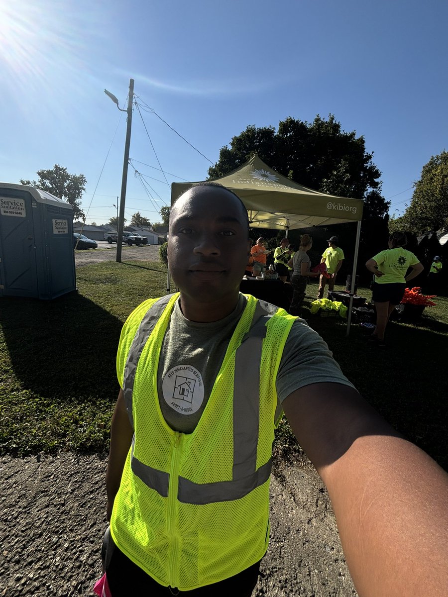Anderson_POUR's tweet photo. Today I volunteered alongside Keep Indianapolis beautiful (KIB)for The Twin Aire cleanup. We cleaned up streets and alleys in the  neighborhood. 

great way to not only make a difference in the neighborhoods, but also to meet people and socialize.

#communitysupport #volunteer https://t.co/8zXhbHnlpz