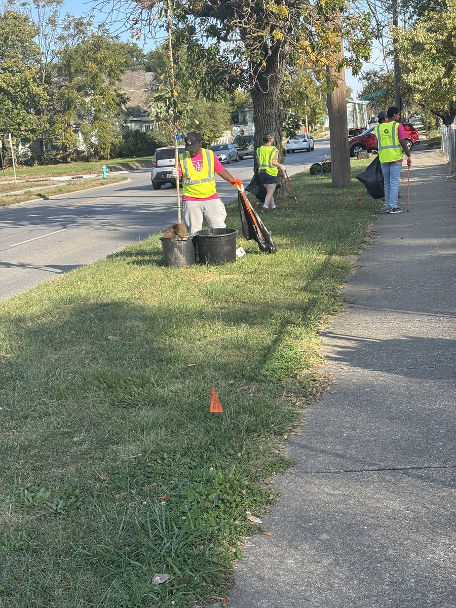 Anderson_POUR's tweet photo. Today I volunteered alongside Keep Indianapolis beautiful (KIB)for The Twin Aire cleanup. We cleaned up streets and alleys in the  neighborhood. 

great way to not only make a difference in the neighborhoods, but also to meet people and socialize.

#communitysupport #volunteer https://t.co/8zXhbHnlpz