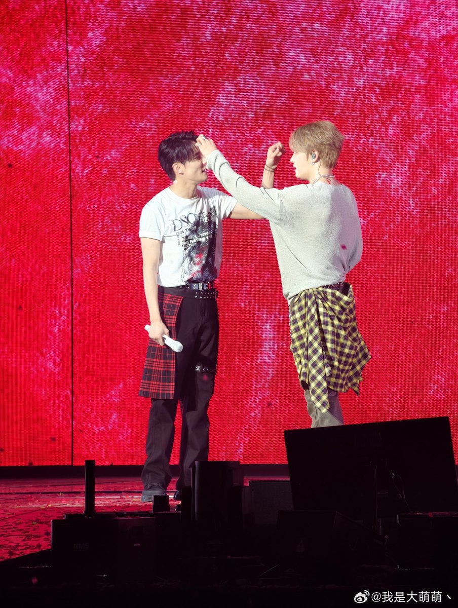 mybusybee0126's tweet photo. the comedy duo tour https://t.co/0b3ddzSzBv