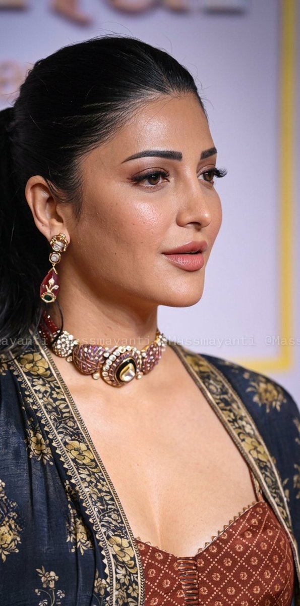 MassMayanti's tweet photo. Shruti and her gorgeous face card

WHATTAY BEAUTY AT 40!!! 😍😍😍 https://t.co/qxqypjXGdL