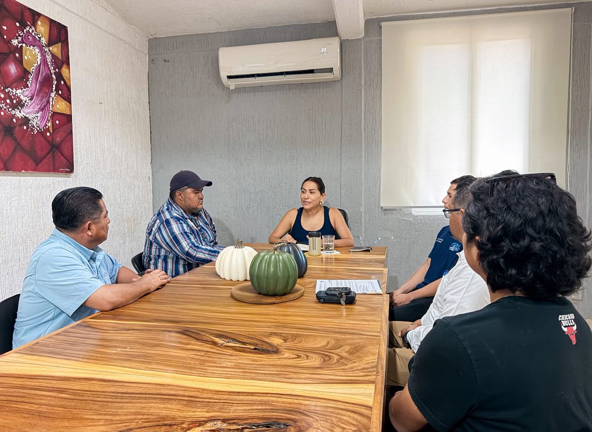 Yes_Nolasco's tweet photo. Me reuní con Carlos Alberto Mendoza, director del Instituto Tecnológico de Salina Cruz, para construir acuerdos que nos permitan mejorar el transporte y la movilidad, especialmente en beneficio de las y los estudiantes. https://t.co/6M68SLfXTm
