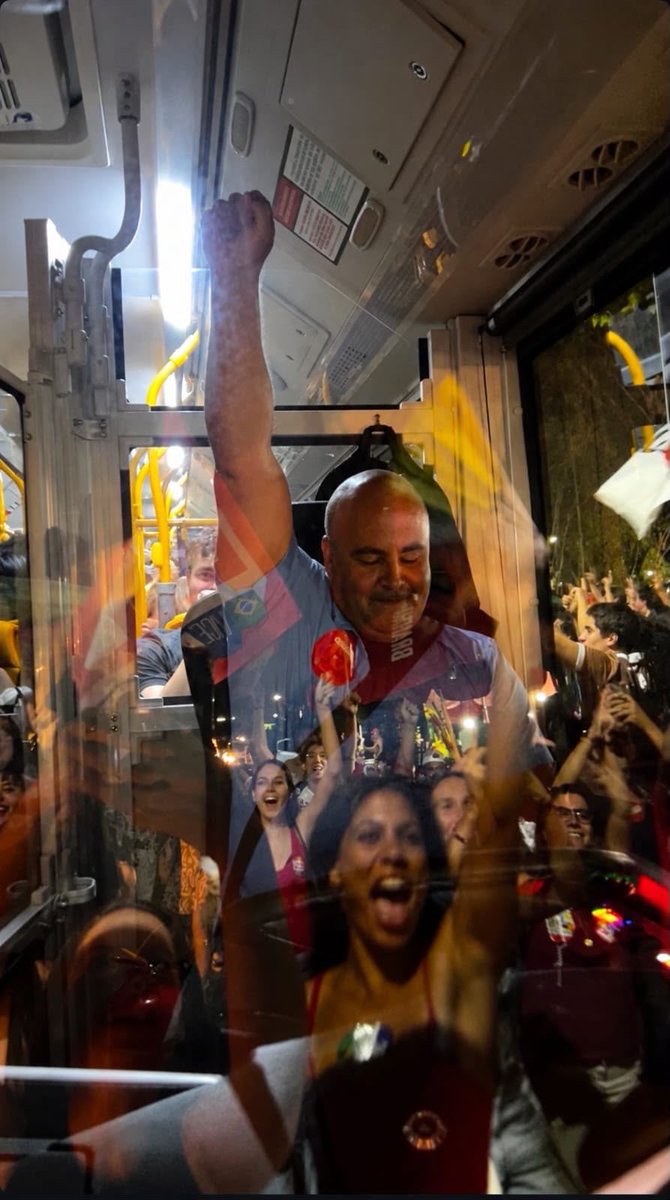 indrrv's tweet photo. essa foto vai entrar pros livros de história https://t.co/QtSJcT9FAr