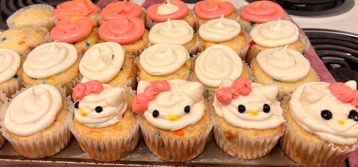andr0maeda's tweet photo. my cupcakes! i didn’t have enough frosting lowkey so i could only do 4 hello kitties https://t.co/hXIvqNUm28