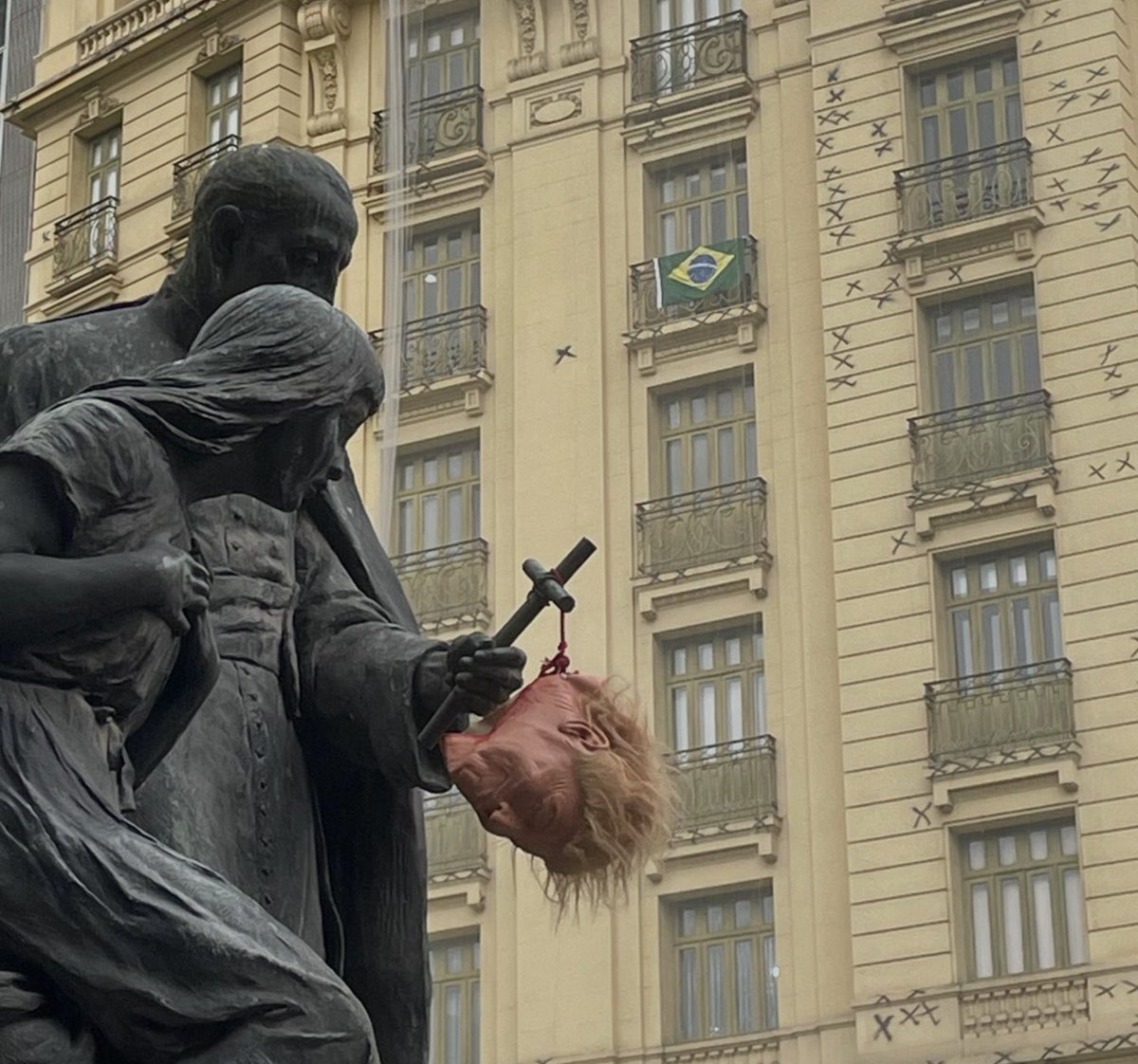 kadubrumad0's tweet photo. Esqueça esse negócio melancólico de romance meu pequeno gafanhoto, o romance está morto, os influencers o mataram e enterraram no quintal do instagram. Fortaleça o corpo, volte a ficar obcecado por política, e pela revolução do proletariado. https://t.co/1XJTQN4s8p