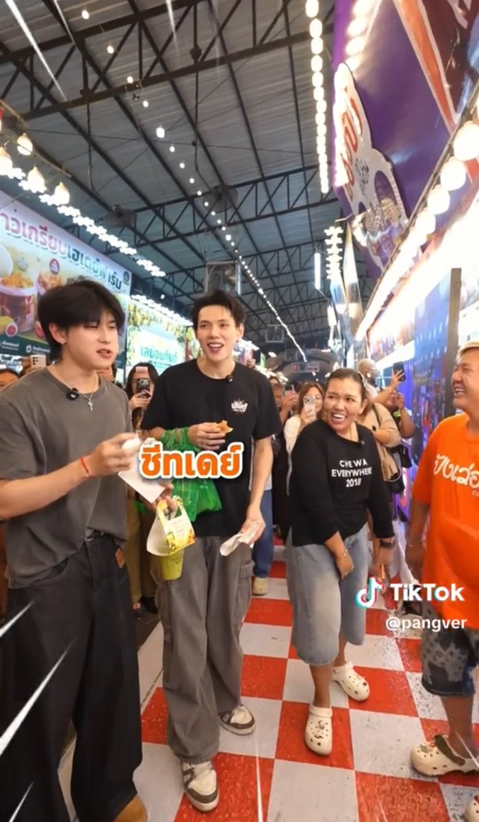 jkisamust's tweet photo. ตออรไปกินโดนัทร้านปังเว่อร์ แล้วยัยโร้ดอร่อยขนาดไหนอีทสามคำหมด ละบอกชีทเดย์ ตอนหม่ำก็ค่ดน่ารัก พี่ๆเค้าเอ็นดูกันหมด🫳🏻🎀
#ต้าห์อู๋ออฟโรด #DaouOffroad https://t.co/wBwaewIVon