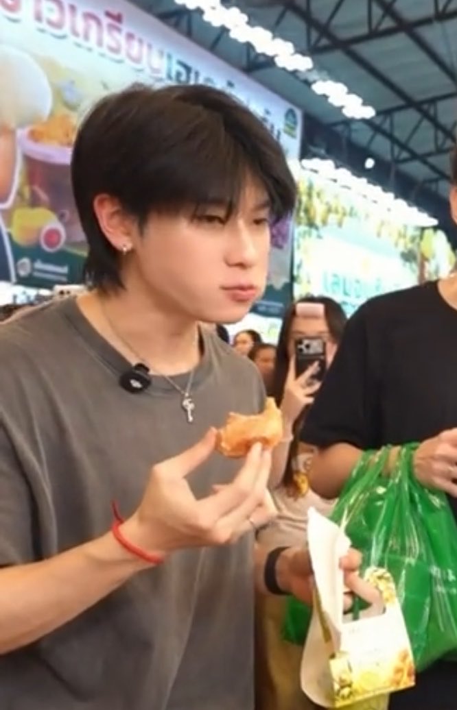 jkisamust's tweet photo. ตออรไปกินโดนัทร้านปังเว่อร์ แล้วยัยโร้ดอร่อยขนาดไหนอีทสามคำหมด ละบอกชีทเดย์ ตอนหม่ำก็ค่ดน่ารัก พี่ๆเค้าเอ็นดูกันหมด🫳🏻🎀
#ต้าห์อู๋ออฟโรด #DaouOffroad https://t.co/wBwaewIVon