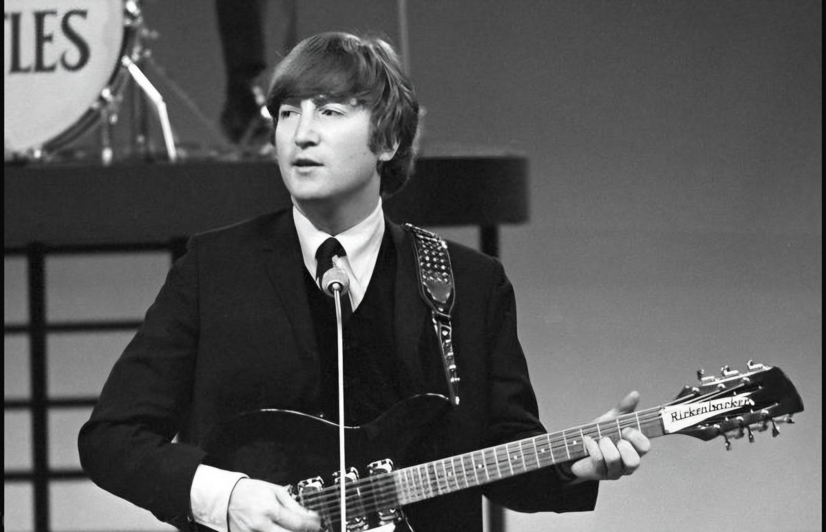 HooleQuinn's tweet photo. "It's Johnny's birthday, it's Johnny's birthday, and we want to wish him all the very besssst!" #JohnLennon #Beatles https://t.co/yRsRToW8Bq
