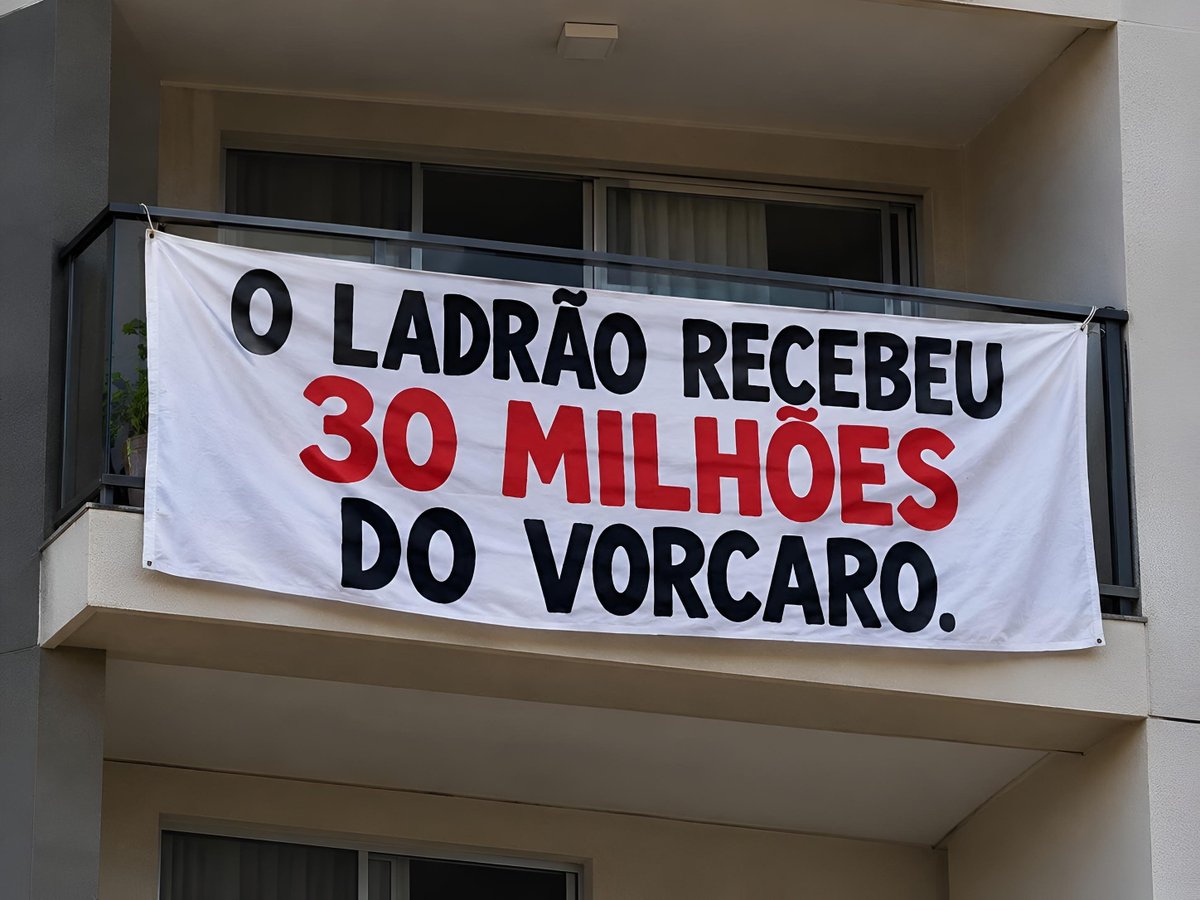 MichelcSales's tweet photo. "O RAPAZ DA FAIXA estava meio sumido, mas não deixou de acompanhar o que vem acontecendo.

De quem será que ele está falando desta vez, hein? https://t.co/Xk82G3Hchw