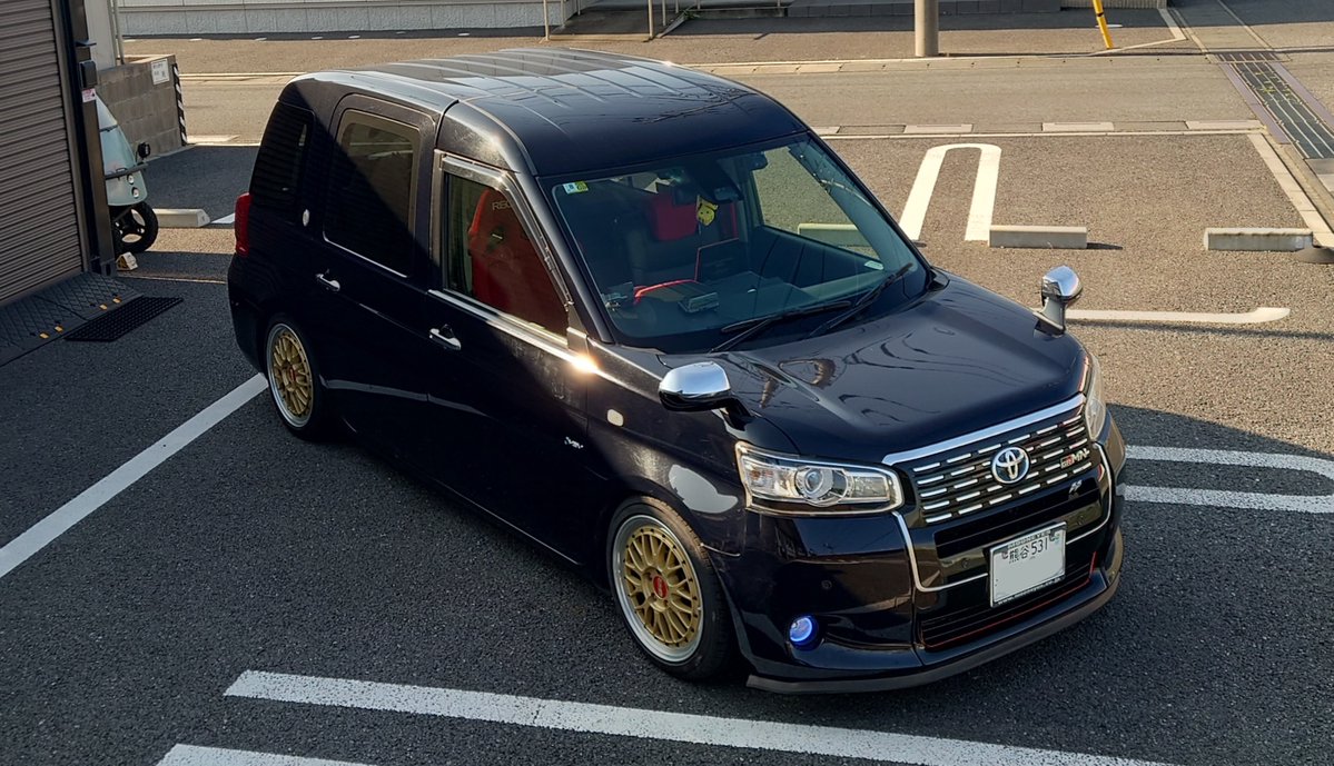 clema83's tweet photo. 【足車】気軽に乗れて、世の中にたくさん走っていて目立たない、モトコンポがポイッと積めて、壊れにくい

で、悩んだ結果、【ジャパンタクシー】を個人所有で足車にしましたｗｗｗ

｢え？買えるんですか？｣←一番多い質問
個人でも買えますよー（白ナンバー）
LPGですが、ガスステーションで個人OKなところ多数
すっごいエンジン頑丈で、なんと現在62万キロ！！

仕様
ジャパンタクシー専用車高調
ジャパンタクシー専用レカロシートレール
あとはノーマル！！
理想の70%仕上がったので、やっとお披露目〜

子供達は、めっちゃウケてましたｗｗｗ
妻も苦笑いしてましたｗｗｗ
駅にいくと、みんな手を上げてくれますｗｗｗ
99%の人がスルーする公道でも、1%車好きの人がめっちゃガン見してきますｗｗｗ
いやー、フェンダーミラー慣れない〜
今後、ジャパンタクシーネタを随時投稿お楽しみにｗ
