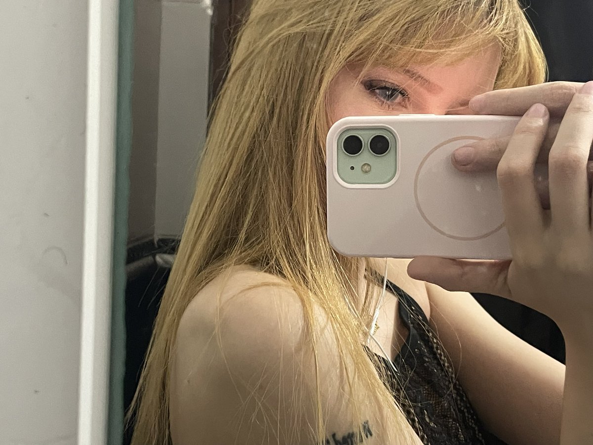 blondbombshellr's tweet photo. eu quando sirvo muita loirisse https://t.co/JHuJq5W8A5