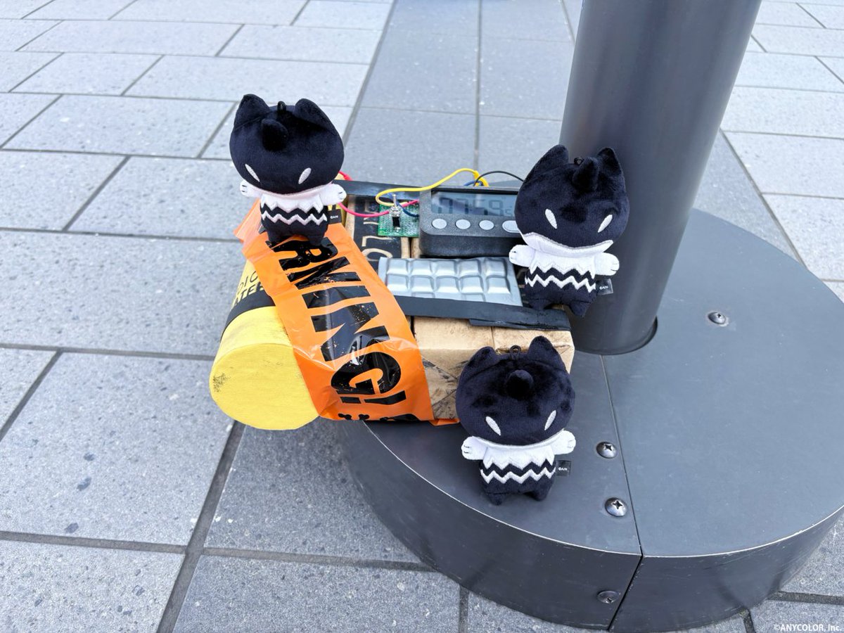 nijisanji_app's tweet photo. ／
#MECHATUA_1stライブ
謎の装置を発見...？
＼

MECHATU-A 1st LIVE “Over Drive!”
会場にて、KOZAKA-Cにより設置されたと思われる「謎の装置」が発見されました。
スタッフ側で回収を試みましたが、仕掛けの解除ができず、やむを得ずそのまま展示として保管しております。
ご来場の際は、お手を触れず、ぜひ安全な距離から観察ください。

🔽特設サイト
https://t.co/EW5U8xZs2d