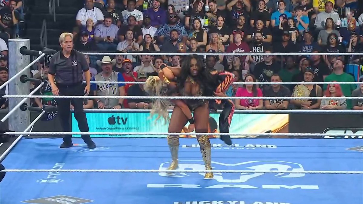 ShonLee9981's tweet photo. YES!! WINNER: Lash Legend pins Sol Ruca then knocks the hell out of Jacy Jane with Tiffany Stratton to celebrate. #Smackdown\ https://t.co/sYSYiT1P4f