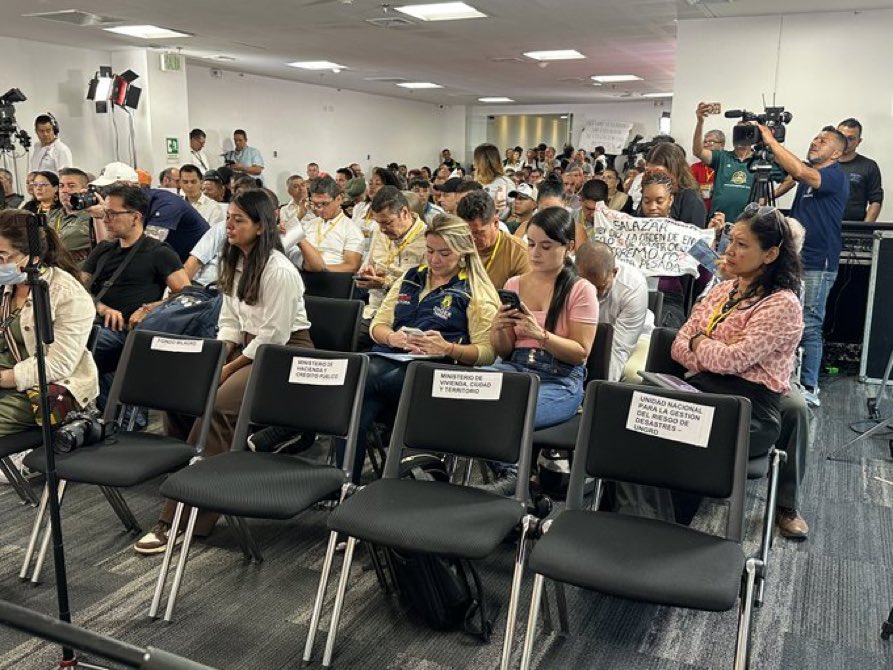 Contravia's tweet photo. #Colombia 🇨🇴 Luego de dos meses víctimas del terremoto del Eje Cafetero se organizaron se reunieron pero el Gobierno de #Abelardo no llegó y quedó en evidencia que hay más show mediático  que realidad….. https://t.co/EDQnCno4RV