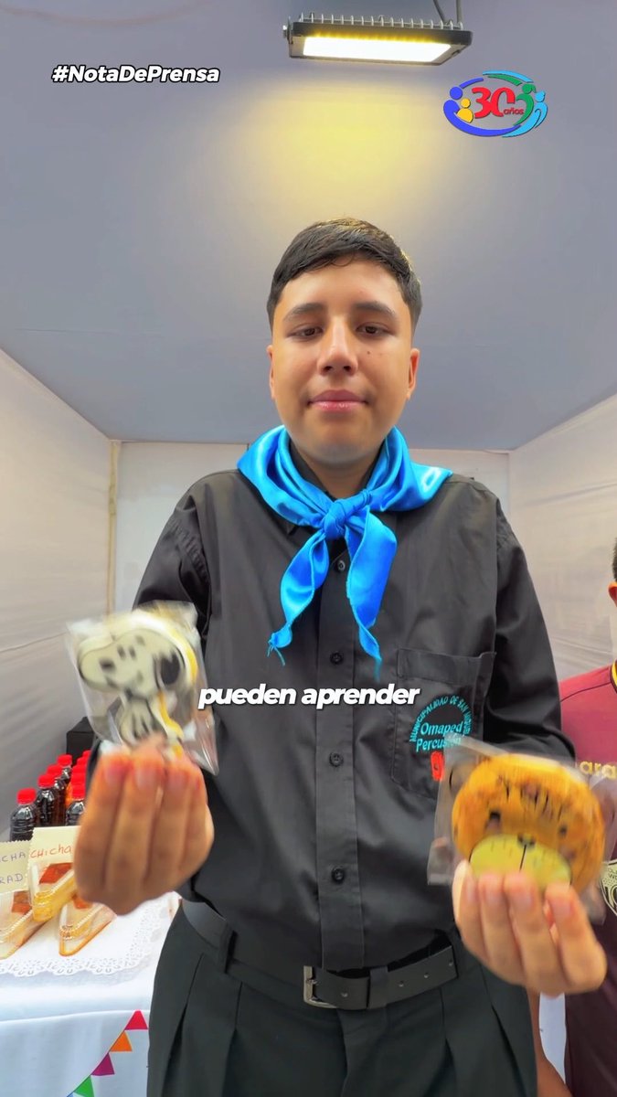 A man in a black shirt with a blue neckerchief holds up two Halloween-themed decorated cookies, with Spanish text overlay reading '#NotaDePrensa', 'pueden aprender', and a '30 Años' logo.