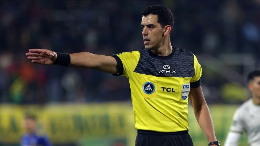 davellaneda77's tweet photo. Remarcamos en #LaOralDeportiva el bochornoso arbitraje de Rey Hilfer. Los jugadores de #Instituto jugaron "cachurra montó la burra" en los dos goles. Lo revolearon a Pellegrino. Primero, Galván y después, Mosevich. Possi pintado en el VAR. Duplicó en infracciones (15 contra 7). Hoy pesa más Cavagliatto que Riquelme.
