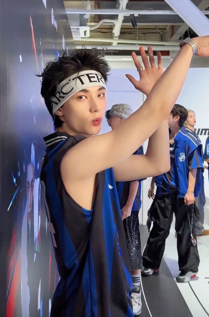 hyunquil's tweet photo. this era of hyunjin needs to be studied https://t.co/LQOAi6KDOz