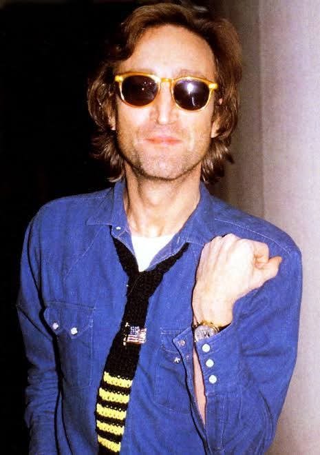 Diario_Beatles's tweet photo. On October 9, 1980, John Lennon turned 40.

He and Yoko had been working at the Hit Factory since the previous day on the songs for Double Fantasy.

He received a birthday watch from his wife, Yoko Ono: a Patek Philippe 2499 in 18-karat yellow gold, with a perpetual calendar. https://t.co/0ie4cgS8H2