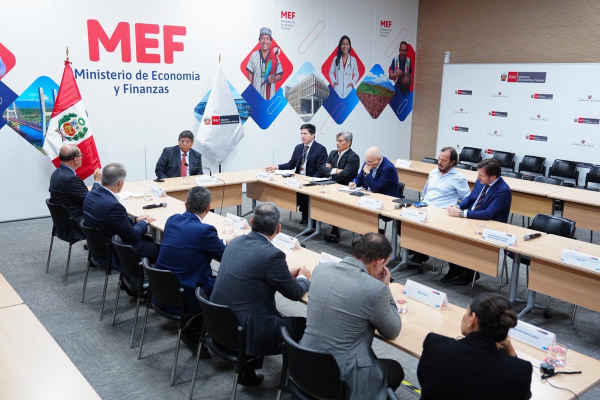 MEF_Peru's tweet photo. #NotaInformativa | 🏗️ Más inversión privada para cerrar brechas de infraestructura.

El ministro de Economía y Finanzas, Elmer Cuba, se reunió con Juan Pacheco, presidente de la Asociación para el Fomento de la Infraestructura Nacional (AFIN), y representantes de empresas del sector para impulsar nuevas inversiones y avanzar en la simplificación de trámites que permitan agilizar la ejecución de proyectos en beneficio del país. @AfinPeru