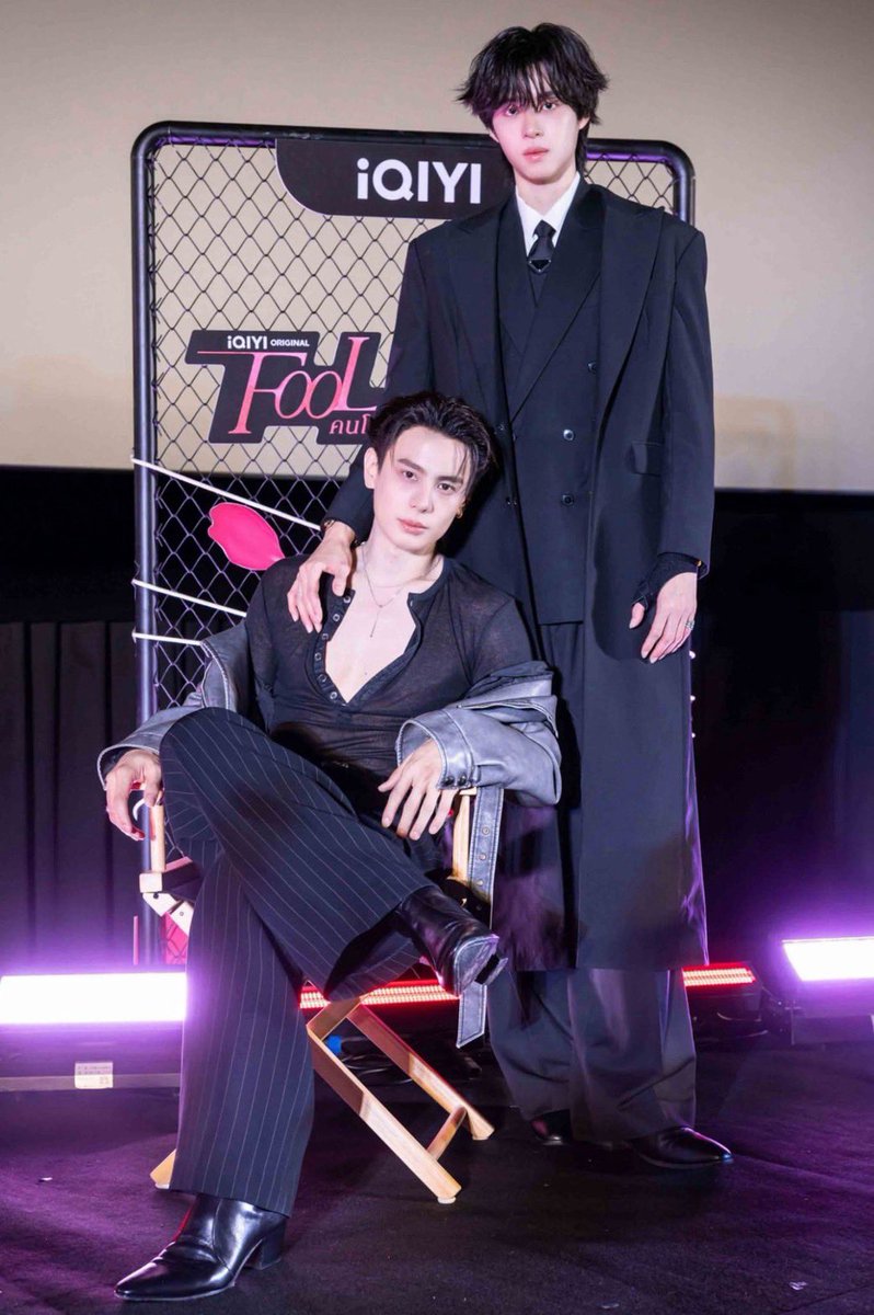 NNEWs_Uent's tweet photo. iQIYI เปิดม่านเสิร์ฟโมเม้นท์ชวนตกหลุมรัก “คอปเตอร์-แบงค์” ไปพร้อมกัน
ใน iQIYI Original “Fool in Love คนโง่รักเข(ล)า”The First Fall Premiere Screening Event
🔗 https://t.co/FlJgImG6s3
#FoolInLove #iQIYIOriginal #iQIYI #Tailai #YSeries188Group
เปิดตัวกันไปเป็นที่เรียบร้อยแล้ว สำหรับ iQIYI Original "Fool in Love คนโง่รักเข(ล)า" ซีรีส์ที่ดัดแปลงมาจากนิยาย "คนโง่ที่ไม่เคยมีรัก" ผลงานของ Shui Qiancheng หนึ่งในเรื่องยอดนิยมจากจักรวาลนิยายวาย 188 Men's Group ที่ได้รับการยกย่องว่าเป็นหนึ่งใน BL IP ที่ทรงอิทธิพลที่สุดของจีน ด้วยเรื่องราวความรักสุดเข้มข้น และมิติของตัวละครที่ลึกซึ้ง ที่ได้รับการตอบรับจากทั้งสื่อมวลชนและแฟนๆ จำนวนมาก มาร่วมเปิดตัวซีรีส์ด้วยกันจนเต็มทุกที่นั่งของโรงภาพยนตร์ ที่ เมเจอร์ ซีนีเพล็กซ์ รัชโยธิน เมื่อวันก่อน
โดยภายในงาน iQIYI Original “Fool in Love คนโง่รักเข(ล)า” The First Fall Premiere Screening Event ได้พาทุกคนไปทำความรู้จักกับเหล่านักแสดงนำ แบงค์ อาทิตย์ ตั้งวิบูลณ์พาณิชย์, คอปเตอร์ นันทพงศ์ วงศ์สกุลยง, กาย วสุ ศรีมุกข์, โอม ณัฐภูมิ ชัยสุรสินทวี, เจ้าสัว ศรินทร์ สุระประเสริฐ, โบนัส ณัฐวัฒน์ เอี่ยมชื่น พร้อมด้วยทีมผู้สร้าง คุณโคโค่ หยาง Managing Director, iQIYI Thailand และ Executive Producer, คุณชาง นารา (Shang Nara) Executive Producer, คุณสเตซี่ ป๋าย (Stacy Bai) ผู้กำกับ และ คุณชุ่ยเชียนเฉิง (Shui QianCheng) นักเขียน ที่มาร่วมกันพูดคุยบอกเล่าเรื่องราวเบื้องหลังในการทำงาน และร่วมชมซีรีส์ "Fool in Love คนโง่รักเข(ล)า" EP.1 ไปพร้อมกัน
ต้อนรับแขกผู้มีเกียรติด้วยเพลงเพราะๆ จากหนึ่งในนักแสดงแบงค์ มณฑป เหมตาล ที่มาสร้างเซอร์ไพรส์ด้วยเพลง What I Have Done Wrong ซึ่งเป็นเพลงประกอบซีรีส์เรื่องนี้ ที่ถ่ายทอดความรู้สึกขิงตัวละครออกมาได้เป็นอย่างดี หลังจากนั้นนักแสดงนำทั้ง 6 คน และทีมผู้สร้างก็ได้ขึ้นเวทีมาร่วมพูดคุยถึงซีรีส์เรื่องนี้กันอย่างสนุกสนาน
ตัวแทนนักแสดง แบงค์ อาทิตย์ กล่าวว่า “ตอนที่ได้ติดต่อให้มาแคสบทเป็น “อิง” พอได้ลองอ่านบทก็อยากเล่นเรื่องนี้เลยเพราะเป็นบทที่น่าสนใจ ด้วยคาแรคเตอร์นักธุรกิจหนุ่มที่ไม่กลัวอะไรทั้งนั้น แถมยังไม่สามารถคาดเดาการกระทำของตัวละครได้อีก มาถึงวันนี้ผมก็ดีใจมากๆ ที่ทุกคนจะได้ชมซีรีส์เรื่องนี้ไปด้วยกัน และผู้ชมทั่วโลกก็จะได้เห็นความตั้งใจของนักแสดงและทีมงานทุกคนที่ทำงานกันอย่างหนัก”
ด้าน คอปเตอร์ นันทพงศ์ กล่าวเสริมว่า “ตัวบท “หยก” เองเป็นลูกนักการเมืองที่มีความนิ่งและสุขุม ซึ่งเป็นขั้วตรงข้ามกันกับอิงโดยตัวละครจะมีความมั่นใจทั้งคู่เลยเป็นความสัมพันธ์แบบ Push and Pull ซึ่งเป็นบทที่ท้าทายมากๆ การได้พาร์ทเนอร์ที่มาช่วยซัพพอทกันทำให้ผ่านไปได้ด้สยดีครับ อยากให้ทุกคนรับชทซีรีส์ที่ทุกคนรอคอยเรื่องนี้ไปพร้อมกันกันผมด้วย ขอบคุณมาก ๆ ครับ ”
ก่อนจะได้ไปชมซีรีส์ “แบงค์” และ “คอปเตอร์” ได้พาเราเข้าไปสู่โลกของ “อิง” และ “หยก” กับเพลง Until You เพลงช้าเพราะๆ ความหมายดี ที่ถ่ายทอดความรู้สึกในใจของตัวละครเป็นอย่างดี จนทั้งสองคนมองกันไม่ละสายตา ทำเอาแฟนๆ กรี๊ดกันดังสนั่น หลังจากนั้นก็ถึงเวลาที่ทุกคนรอคอย กับการชม "Fool in Love คนโง่รักเข(ล)า" EP.1 พร้อมกันกับเหล่านักแสดงที่ทำให้เห็นรีแอคชั่นของพวกเขาบนจอกันแบบสดๆ สำหรับ EP.1 นี้ แค่ Opening Scene ก็ทำให้เราได้เห็นถึงมาตรฐานคุณภาพของซีรีส์ได้เลย มีความแตกต่างและภาพออกมาสวยกว่าเรื่องอื่นๆ หลังจากเปิดเรื่องมาก็ไม่ต้องปล่อยให้เสียเวลา นักธุรกิจหนุ่มไฟแรงอย่าง “อิง” เริ่มตกหลุมรักลูกรัฐมนตรีอย่าง “หยก” ตั้งแต่ครั้งแรกที่เห็น ออกตัวรุกแรงตั้งแต่เริ่มเรื่องจนถึงท้ายเรื่อง เรียกว่าพี่อิงเห็นหน้าน้องหยกเป็นไม่ได้ต้องพุ่งเข้าหาเสมอ รวมถึงฉากเล่นบาสที่ทำให้แฟนๆ หวีดกันจนโรงหนังจะแตก แถมยังมีปมปัญหาของทั้ง 2 ครอบครัวให้ได้ติดตามด้วย เรียกได้ว่าแค่ EP แรกก็สนุกแบบครบรสแล้ว แต่ก่อนจะจบงานก็มีการส่งท้ายกันด้วยการจับ Lucky Draw แจกโปสเตอร์พร้อมลายเซ็นต์ให้กับ10 ผู้โชคดี และ Hi-Bye กับเหล่านักแสดงกันอย่างใกล้ชิดอีกด้วย
รับชม iQIYI Original “Fool in Love คนโง่รักเข(ล)า” ดูออนไลน์เวอร์ชัน UNCUT ทุกวันพฤหัสบดีและศุกร์ วันละ 1ตอน เวลา 20.00 น. บนแอป iQIYI และเว็บ https://t.co/hk3YOfT0oa ที่เดียวเท่านั้น