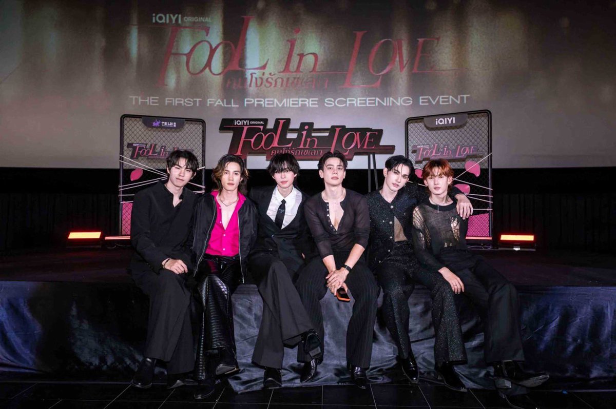 NNEWs_Uent's tweet photo. iQIYI เปิดม่านเสิร์ฟโมเม้นท์ชวนตกหลุมรัก “คอปเตอร์-แบงค์” ไปพร้อมกัน
ใน iQIYI Original “Fool in Love คนโง่รักเข(ล)า”The First Fall Premiere Screening Event
🔗 https://t.co/FlJgImG6s3
#FoolInLove #iQIYIOriginal #iQIYI #Tailai #YSeries188Group
เปิดตัวกันไปเป็นที่เรียบร้อยแล้ว สำหรับ iQIYI Original "Fool in Love คนโง่รักเข(ล)า" ซีรีส์ที่ดัดแปลงมาจากนิยาย "คนโง่ที่ไม่เคยมีรัก" ผลงานของ Shui Qiancheng หนึ่งในเรื่องยอดนิยมจากจักรวาลนิยายวาย 188 Men's Group ที่ได้รับการยกย่องว่าเป็นหนึ่งใน BL IP ที่ทรงอิทธิพลที่สุดของจีน ด้วยเรื่องราวความรักสุดเข้มข้น และมิติของตัวละครที่ลึกซึ้ง ที่ได้รับการตอบรับจากทั้งสื่อมวลชนและแฟนๆ จำนวนมาก มาร่วมเปิดตัวซีรีส์ด้วยกันจนเต็มทุกที่นั่งของโรงภาพยนตร์ ที่ เมเจอร์ ซีนีเพล็กซ์ รัชโยธิน เมื่อวันก่อน
โดยภายในงาน iQIYI Original “Fool in Love คนโง่รักเข(ล)า” The First Fall Premiere Screening Event ได้พาทุกคนไปทำความรู้จักกับเหล่านักแสดงนำ แบงค์ อาทิตย์ ตั้งวิบูลณ์พาณิชย์, คอปเตอร์ นันทพงศ์ วงศ์สกุลยง, กาย วสุ ศรีมุกข์, โอม ณัฐภูมิ ชัยสุรสินทวี, เจ้าสัว ศรินทร์ สุระประเสริฐ, โบนัส ณัฐวัฒน์ เอี่ยมชื่น พร้อมด้วยทีมผู้สร้าง คุณโคโค่ หยาง Managing Director, iQIYI Thailand และ Executive Producer, คุณชาง นารา (Shang Nara) Executive Producer, คุณสเตซี่ ป๋าย (Stacy Bai) ผู้กำกับ และ คุณชุ่ยเชียนเฉิง (Shui QianCheng) นักเขียน ที่มาร่วมกันพูดคุยบอกเล่าเรื่องราวเบื้องหลังในการทำงาน และร่วมชมซีรีส์ "Fool in Love คนโง่รักเข(ล)า" EP.1 ไปพร้อมกัน
ต้อนรับแขกผู้มีเกียรติด้วยเพลงเพราะๆ จากหนึ่งในนักแสดงแบงค์ มณฑป เหมตาล ที่มาสร้างเซอร์ไพรส์ด้วยเพลง What I Have Done Wrong ซึ่งเป็นเพลงประกอบซีรีส์เรื่องนี้ ที่ถ่ายทอดความรู้สึกขิงตัวละครออกมาได้เป็นอย่างดี หลังจากนั้นนักแสดงนำทั้ง 6 คน และทีมผู้สร้างก็ได้ขึ้นเวทีมาร่วมพูดคุยถึงซีรีส์เรื่องนี้กันอย่างสนุกสนาน
ตัวแทนนักแสดง แบงค์ อาทิตย์ กล่าวว่า “ตอนที่ได้ติดต่อให้มาแคสบทเป็น “อิง” พอได้ลองอ่านบทก็อยากเล่นเรื่องนี้เลยเพราะเป็นบทที่น่าสนใจ ด้วยคาแรคเตอร์นักธุรกิจหนุ่มที่ไม่กลัวอะไรทั้งนั้น แถมยังไม่สามารถคาดเดาการกระทำของตัวละครได้อีก มาถึงวันนี้ผมก็ดีใจมากๆ ที่ทุกคนจะได้ชมซีรีส์เรื่องนี้ไปด้วยกัน และผู้ชมทั่วโลกก็จะได้เห็นความตั้งใจของนักแสดงและทีมงานทุกคนที่ทำงานกันอย่างหนัก”
ด้าน คอปเตอร์ นันทพงศ์ กล่าวเสริมว่า “ตัวบท “หยก” เองเป็นลูกนักการเมืองที่มีความนิ่งและสุขุม ซึ่งเป็นขั้วตรงข้ามกันกับอิงโดยตัวละครจะมีความมั่นใจทั้งคู่เลยเป็นความสัมพันธ์แบบ Push and Pull ซึ่งเป็นบทที่ท้าทายมากๆ การได้พาร์ทเนอร์ที่มาช่วยซัพพอทกันทำให้ผ่านไปได้ด้สยดีครับ อยากให้ทุกคนรับชทซีรีส์ที่ทุกคนรอคอยเรื่องนี้ไปพร้อมกันกันผมด้วย ขอบคุณมาก ๆ ครับ ”
ก่อนจะได้ไปชมซีรีส์ “แบงค์” และ “คอปเตอร์” ได้พาเราเข้าไปสู่โลกของ “อิง” และ “หยก” กับเพลง Until You เพลงช้าเพราะๆ ความหมายดี ที่ถ่ายทอดความรู้สึกในใจของตัวละครเป็นอย่างดี จนทั้งสองคนมองกันไม่ละสายตา ทำเอาแฟนๆ กรี๊ดกันดังสนั่น หลังจากนั้นก็ถึงเวลาที่ทุกคนรอคอย กับการชม "Fool in Love คนโง่รักเข(ล)า" EP.1 พร้อมกันกับเหล่านักแสดงที่ทำให้เห็นรีแอคชั่นของพวกเขาบนจอกันแบบสดๆ สำหรับ EP.1 นี้ แค่ Opening Scene ก็ทำให้เราได้เห็นถึงมาตรฐานคุณภาพของซีรีส์ได้เลย มีความแตกต่างและภาพออกมาสวยกว่าเรื่องอื่นๆ หลังจากเปิดเรื่องมาก็ไม่ต้องปล่อยให้เสียเวลา นักธุรกิจหนุ่มไฟแรงอย่าง “อิง” เริ่มตกหลุมรักลูกรัฐมนตรีอย่าง “หยก” ตั้งแต่ครั้งแรกที่เห็น ออกตัวรุกแรงตั้งแต่เริ่มเรื่องจนถึงท้ายเรื่อง เรียกว่าพี่อิงเห็นหน้าน้องหยกเป็นไม่ได้ต้องพุ่งเข้าหาเสมอ รวมถึงฉากเล่นบาสที่ทำให้แฟนๆ หวีดกันจนโรงหนังจะแตก แถมยังมีปมปัญหาของทั้ง 2 ครอบครัวให้ได้ติดตามด้วย เรียกได้ว่าแค่ EP แรกก็สนุกแบบครบรสแล้ว แต่ก่อนจะจบงานก็มีการส่งท้ายกันด้วยการจับ Lucky Draw แจกโปสเตอร์พร้อมลายเซ็นต์ให้กับ10 ผู้โชคดี และ Hi-Bye กับเหล่านักแสดงกันอย่างใกล้ชิดอีกด้วย
รับชม iQIYI Original “Fool in Love คนโง่รักเข(ล)า” ดูออนไลน์เวอร์ชัน UNCUT ทุกวันพฤหัสบดีและศุกร์ วันละ 1ตอน เวลา 20.00 น. บนแอป iQIYI และเว็บ https://t.co/hk3YOfT0oa ที่เดียวเท่านั้น
