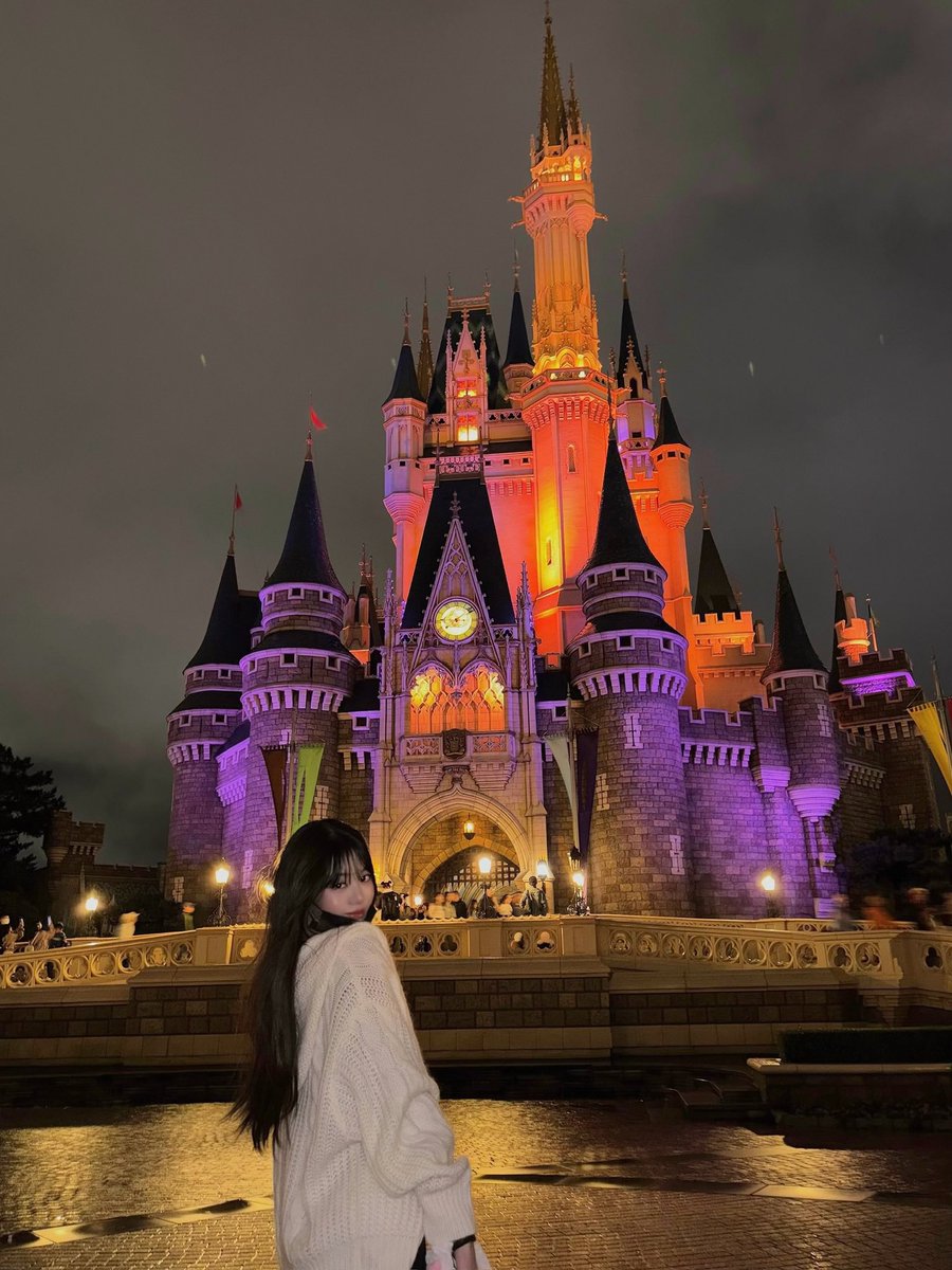 wny_831's tweet photo. 奈子とウォニョンが一緒に行ったというソースはどこにもないけど地面が濡れてるとか撮ってる場所が同じとか一緒に行ったように見える https://t.co/cLcv2OQrke
