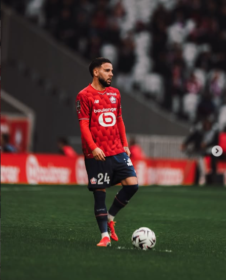 piala_talk's tweet photo. Pantesan nih orang gacor mulu mainnya, kayak tenaganya gak ada habisnya!!

Ternyata Calvin Verdonk punya trik sendiri biar gak gampang kena jet lag meski sering bolak-balik Indonesia–Prancis.

Selama di Indonesia, dia kadang tetap ngikutin jam biologis Eropa. Bahkan tidur di pesawat pun diatur sesuai waktu Eropa biar pas balik ke Lille badannya gak terlalu kaget.

Belum lagi klubnya juga punya program khusus buat bantu pemulihan fisiknya.

Gila sih, ternyata bukan cuma soal skill dan stamina, tapi cara ngatur badan juga seprofesional itu. 
Pantesan Gus Calvin satu ini selalu totalitas di lapangan!