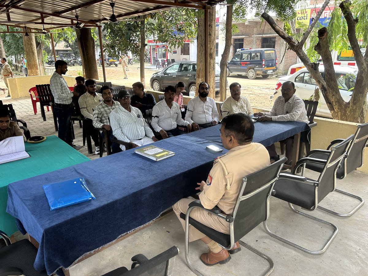 singhsunilsult's tweet photo. आज दिनांक 10.10.2026 को तहसील सदर जिला सुल्तानपुर के अंतर्गत थाना गोसाईगंज में थाना समाधान दिवस पर आंदोलन के क्रम में विरोध स्वरूप काली पट्टी बाँधकर उपस्थित होकर कार्य सरकार किया जा रहा है ।
#लेखपाल_की_जायज_मांगे 
#लेखपाल_की_मांग https://t.co/vvZcMLgCUI