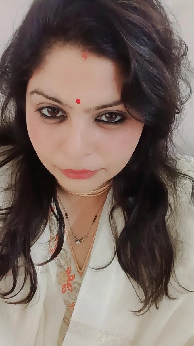 VoiceOfPragati's tweet photo. Elegance in her eyes, grace in her soul, and a strength that no storm can steal. ❤️🌹 Not every queen wears a crown; some wear their confidence in silence 👑❤️

#GraceAndElegance #IndianBeauty #QueenVibes #DesiGirl #TimelessBeauty https://t.co/2C1MpQFYAY