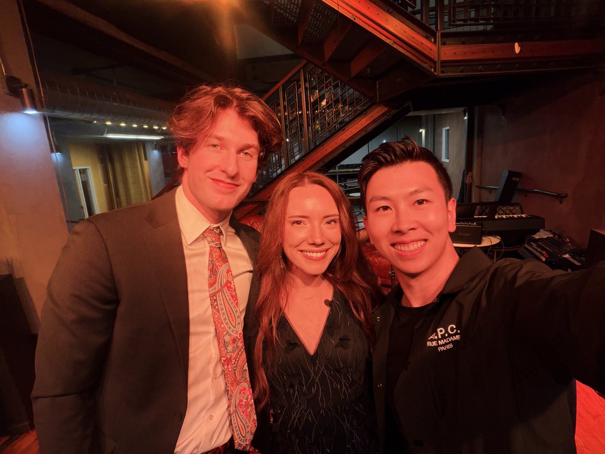 andrewqu's tweet photo. Only in SF can you go from
- prompting agents at 6 pm
- to watching tech founders sing Linkin Park at 7 pm
- to a formal gala with a robot at 8 pm

And still make it home by 10 pm https://t.co/fGSToCcSnm