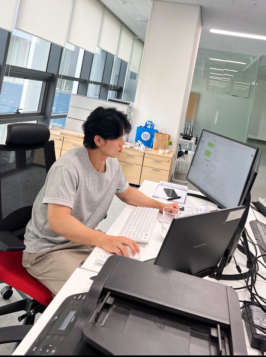 alamphier99's tweet photo. 有个27岁的华人小哥，干了件挺猛的事。自己掏钱买了100台Mac mini，把家里公寓改成了一个小型算力站。

他主要接中小AI团队的活，做轻量级模型微调和数据标注。前期投了5.99万美元，结果三个月就回本了。现在每个月稳定进账2.5万到3万美元，确实比普通上班强不少。

比较有意思的是，他房间角落里还单独放了一台Mac mini，专门跑Polymarket的套利脚本。那台机器就盯着价差不到1美元的小机会来回做，到现在已经跑了2.9万次交易，光听次数都觉得夸张。

两套系统各干各的，互不耽误。他平时最常做的事，就是定期给机器清清灰。一边算力出租稳定进账，另一边套利脚本自己跑着赚钱，两份收入都挺省心。#Polymarket